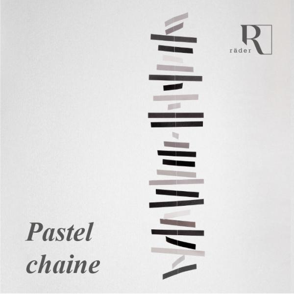 様々なサイズの細長い紙が連なった、パステル調のモノトーンカラーが柔らかな印象を与えてくれるインテリアです。天井やカーテンレールなどからフックにかけて吊り下げて飾ってください。一番下には重し代わりの磁器ボールが付いています。【ご使用上・ご購入...