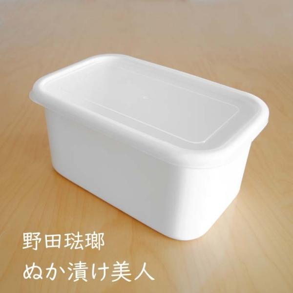 琺瑯製造一筋80年以上の伝統あるメーカー「野田琺瑯」がおくる、酸・塩分に強く、におい移りがない琺瑯のぬか漬け用の保存容器です。冷蔵庫にピッタリ納まる12cmの角型。冷蔵庫での低温保存ならぬか床の発酵が緩やかになり、数日に1回のかき混ぜでOK...
