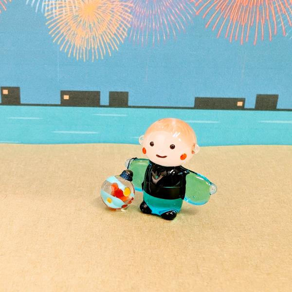 男の子とヨーヨーのガラス細工の置物です。【大きさ】約高さ２５ミリ　　横幅２５ミリ　　　　　奥行１２ミリ＊商品は一つ一つ手造りのため大きさや色合いなどが写真と異なる場合がありますのでご了承をお願い致します。