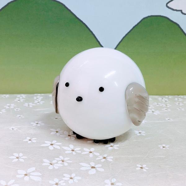 シマエナガペーパーウエイト（グレー）のガラス細工の置物です。【大きさ】約高さ４０ミリ　　横幅４０ミリ　　　　　奥行５０ミリ＊商品は一つ一つ手造りのため大きさや色合いなどが写真と異なる場合がありますのでご了承をお願い致します。