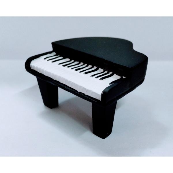 ピアノのポリ製の置物です。【大きさ】約高さ３０ミリ　　横幅４０ミリ　　　　　奥行４０ミリ