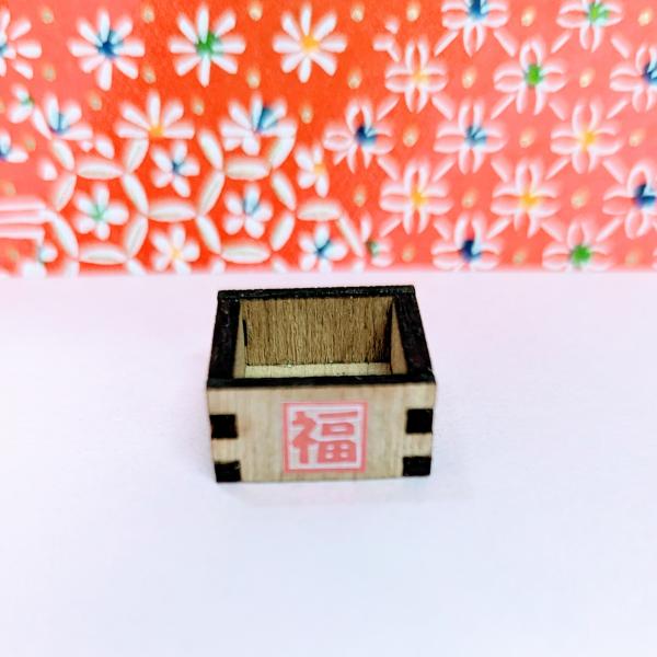 福桝（木製品）の置物です。【大きさ】約高さ9ミリ　　横幅19ミリ　　　　　奥行19ミリ　（内径１５x１５ミリ）＊商品は一つ一つ手造りのため大きさや色合いなどが写真と異なる場合がありますのでご了承をお願い致します。