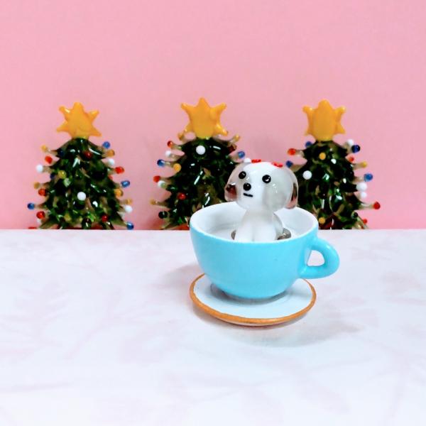 ティーカップシーズーのガラス細工の置物です。ティーカップはポリ製です。【大きさ】約高さ３０ミリ　　横幅２５ミリ　　　　　奥行２５ミリ＊商品は一つ一つ手造りのため大きさや色合いが写真と異なる場合がありますのでご了承をお願い致します。