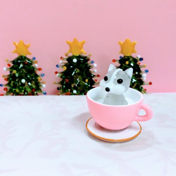 ティーカップフレンチブルのガラス細工の置物です。ティーカップはポリ製です。【大きさ】約高さ３０ミリ　　横幅２５ミリ　　　　　奥行２５ミリ＊商品は一つ一つ手造りのため大きさや色合いが写真と異なる場合がありますのでご了承をお願い致します。