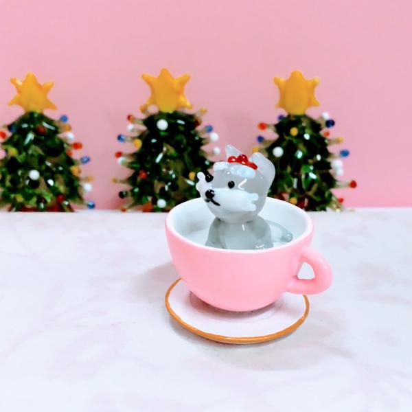 ティーカップヨークシャーテリアのガラス細工の置物です。ティーカップはポリ製です。【大きさ】約高さ３０ミリ　　横幅２５ミリ　　　　　奥行２５ミリ＊商品は一つ一つ手造りのため大きさや色合いが写真と異なる場合がありますのでご了承をお願い致します。