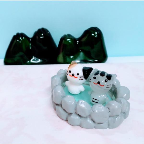 温泉ミケ/サバトラのガラス細工の置物です。温泉部分はポリ製です。【大きさ】約高さ２０ミリ　　横幅４５ミリ　　　　　奥行３５ミリ＊商品は一つ一つ手造りのため大きさや色合いが写真と異なる場合がありますのでご了承をお願い致します。