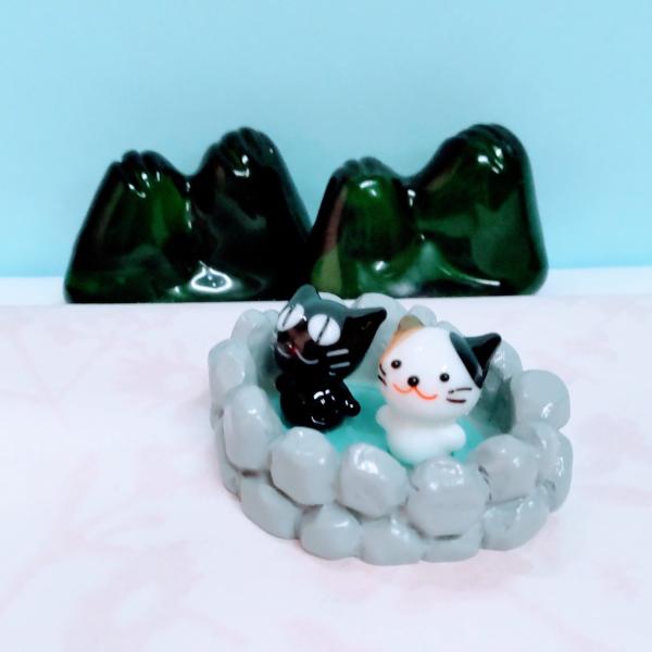 温泉クロ/ミケのガラス細工の置物です。温泉部分はポリ製です。【大きさ】約高さ２０ミリ　　横幅４５ミリ　　　　　奥行３５ミリ＊商品は一つ一つ手造りのため大きさや色合いが写真と異なる場合がありますのでご了承をお願い致します。