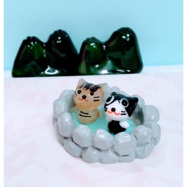 温泉茶トラ/ハチワレのガラス細工の置物です。温泉部分はポリ製です。【大きさ】約高さ２０ミリ　　横幅４５ミリ　　　　　奥行３５ミリ＊商品は一つ一つ手造りのため大きさや色合いが写真と異なる場合がありますのでご了承をお願い致します。