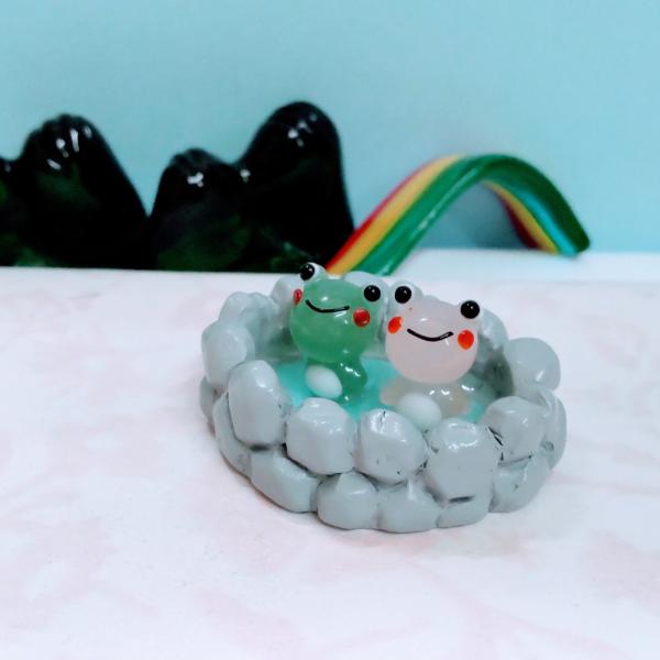 温泉カエルのガラス細工の置物です。温泉部分はポリ製です。【大きさ】約高さ２０ミリ　　横幅４５ミリ　　　　　奥行３５ミリ＊商品は一つ一つ手造りのため大きさや色合いが写真と異なる場合がありますのでご了承をお願い致します。