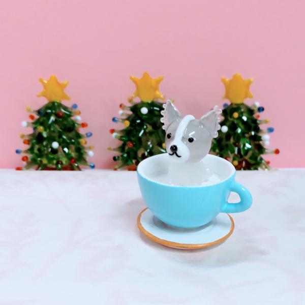 ティーカップパピヨンのガラス細工の置物です。ティーカップはポリ製です。【大きさ】約高さ３０ミリ　　横幅２５ミリ　　　　　奥行２５ミリ＊商品は一つ一つ手造りのため大きさや色合いが写真と異なる場合がありますのでご了承をお願い致します。