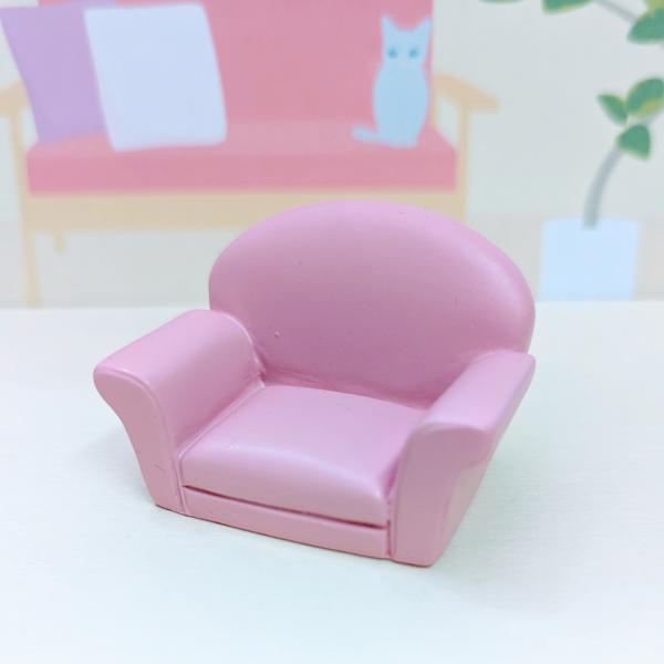 ソファー（L)ピンクポリ製の置物です。【大きさ】約高さ３５ミリ　　横幅５０ミリ　　　　　奥行３５ミ＊商品は一つ一つ手造りのため大きさや色合いなどが写真と異なる場合がありますのでご了承をお願い致します。