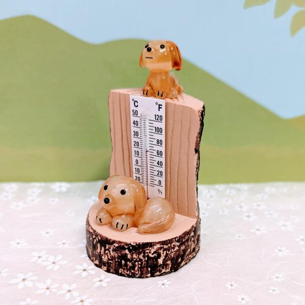 ダックス切り株温度計のガラス細工の置物です。切り株はポリ製です。【大きさ】約高さ７０ミリ　　横幅４５ミリ　　　　　奥行４５ミリ＊商品は一つ一つ手造りのため大きさや色合いなどが写真と異なる場合がありますのでご了承をお願い致します。