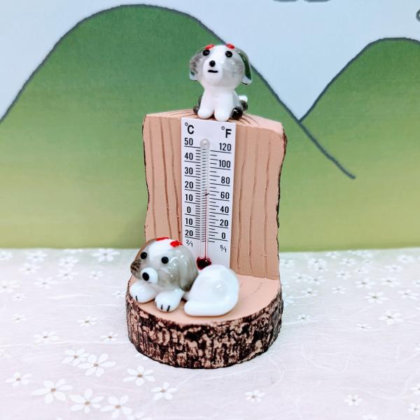 シーズー切り株温度計のガラス細工の置物です。切り株はポリ製です。【大きさ】約高さ７０ミリ　　横幅４５ミリ　　　　　奥行４５ミリ＊商品は一つ一つ手造りのため大きさや色合いなどが写真と異なる場合がありますのでご了承をお願い致します。
