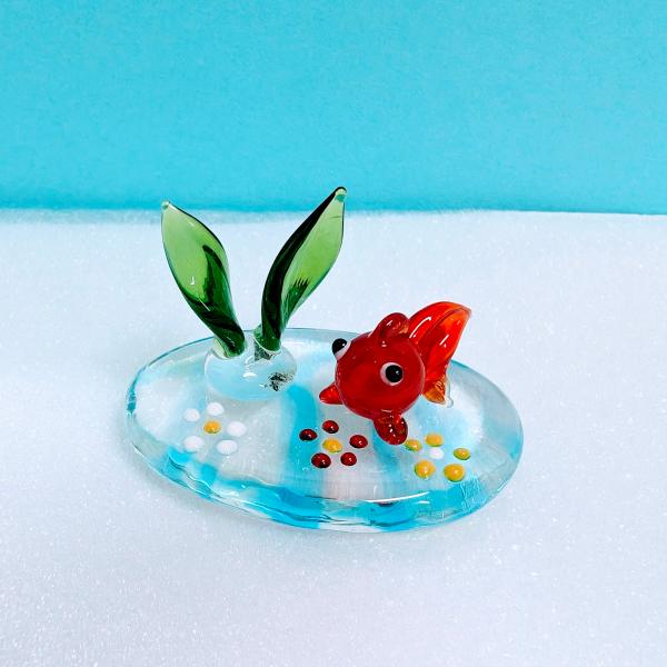 金魚赤（S)と海草（花台付）のガラス細工の置物です。【大きさ】約高さ３０ミリ　　横幅５０ミリ　　　　　奥行３５ミリ＊商品は一つ一つ手造りのため大きさや色合いなどが写真と異なる場合がありますのでご了承をお願い致します。