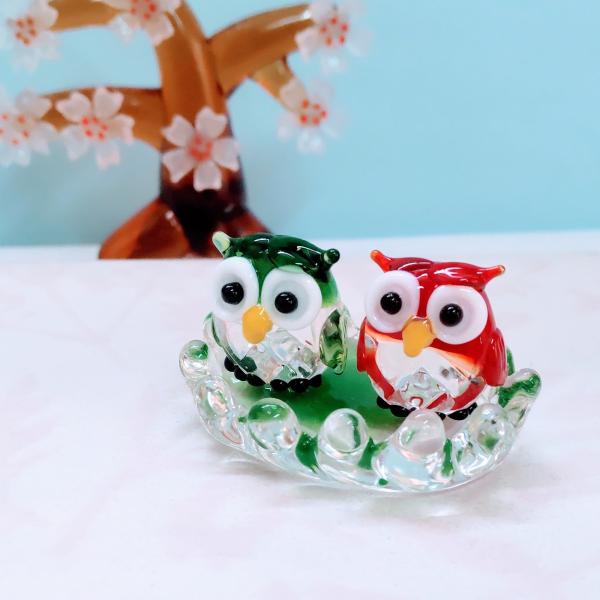 ふくろうカゴペア（緑/赤）のガラス細工の置物です。【大きさ】約高さ２５ミリ　　横幅３５ミリ　　　　　奥行２５ミリ＊商品は一つ一つ手造りのため大きさや色合いが写真と異なる場合がありますのでご了承をお願い致します。