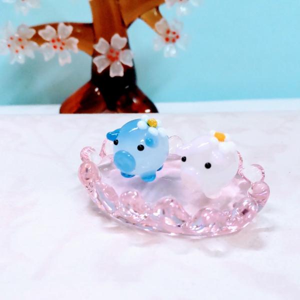 カゴペア花ぶたのガラス細工の置物です。【大きさ】約高さ１５ミリ　　横幅３５ミリ　　　　　奥行２５ミリ＊商品は一つ一つ手造りのため大きさや色合いが写真と異なる場合がありますのでご了承をお願い致します。