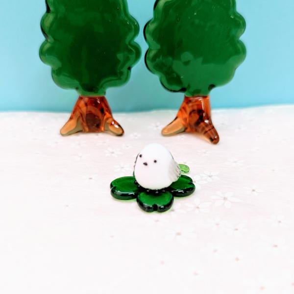 シマエナガとよつ葉（羽の色グレー）のガラス細工の置物です。【大きさ】高さ約１５ミリ　　横幅２０ミリ　　　　　奥行３０ミリ＊商品は一つ一つ手造りのため大きさや色合いが写真と異なる場合がありますのでご了承をお願い致します。