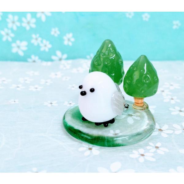 シマエナと森（Ｓ）羽の色グレーのガラス細工の置物です。【大きさ】高さ約２０ミリ　　横幅２５ミリ　　　　　奥行２５ミリ＊商品は一つ一つ手造りのため大きさや色合いが写真と異なる場合がありますのでご了承をお願い致します。