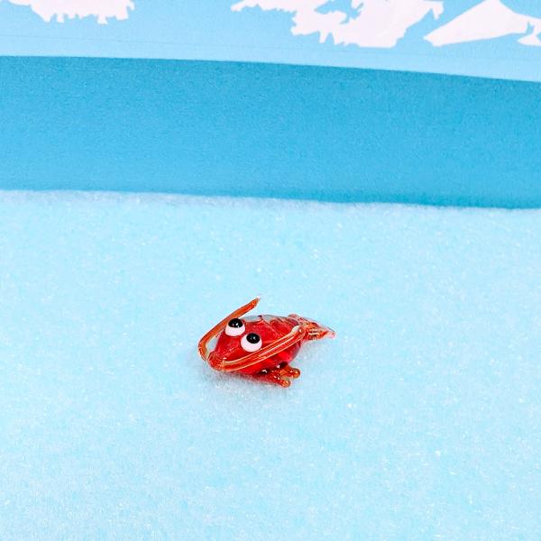 イセエビ（S)のガラス細工の置物です。【大きさ】約高さ５ミリ　　　横幅１５ミリ　　　　　奥行２０ミリ＊商品は一つ一つ手造りのため大きさや色合いが写真と異なる場合がありますのでご了承をお願い致します。