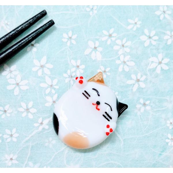 箸置き招き猫ミケのガラス細工の置物です。【大きさ】約高さ３５ミリ　　横幅３０ミリ＊商品は一つ一つ手造りのため大きさや色合いなどが写真と異なる場合がありますのでご了承をお願い致します。