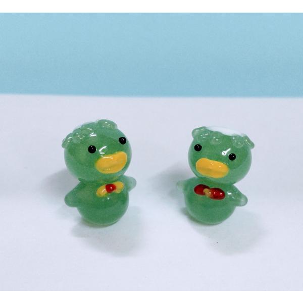 ミニカッパペアのガラス細工の置物です。【大きさ】約高さ１５ミリ　　横幅１０ミリ　　　　　奥行１０ミリ＊商品は一つ一つ手造りのため大きさや色合いなどが写真と異なる場合がありますのでご了承をお願い致します。