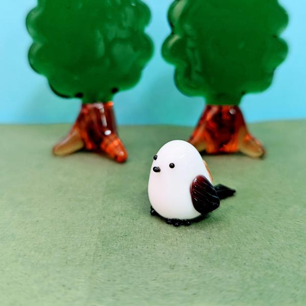 シマエナガ（M)羽の色黒のガラス細工の置物です。【大きさ】高さ約１５ミリ　　横幅１５ミリ　　　　　奥行２０ミリ＊商品は一つ一つ手造りのため大きさや色合いが写真と異なる場合がありますのでご了承をお願い致します。