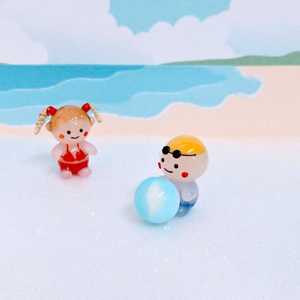 男の子とビーチボールのガラス細工の置物です。【大きさ】約高さ２０ミリ　　横幅12ミリ　　　　　奥行２２ミリ＊商品は一つ一つ手造りのため大きさや色合いなどが写真と異なる場合がありますのでご了承をお願い致します。