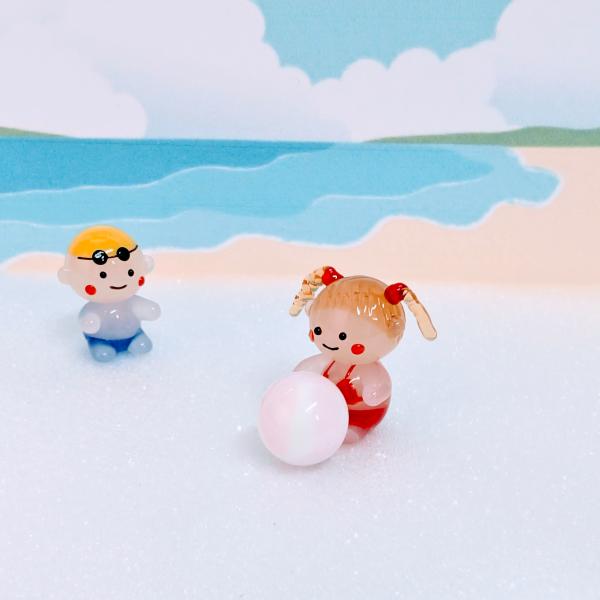 女の子とビーチボールのガラス細工の置物です。【大きさ】約高さ２２ミリ　　横幅２０ミリ　　　　　奥行２２ミリ＊商品は一つ一つ手造りのため大きさや色合いなどが写真と異なる場合がありますのでご了承をお願い致します。