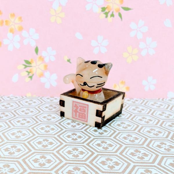福桝招き猫（茶トラ）のガラス細工の置物です。桝は木製です。【大きさ】約高さ２５ミリ　　横幅２０ミリ　　　　　奥行２０ミリ＊商品は一つ一つ手造りのため大きさや色合いなどが写真と異なる場合がありますのでご了承をお願い致します。