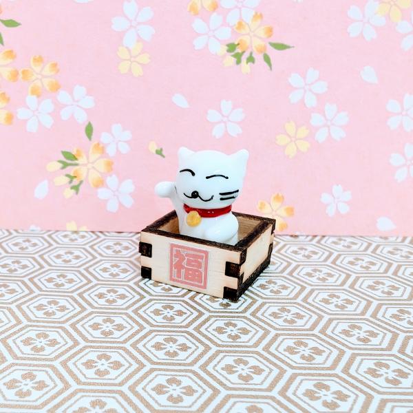 福桝招き猫（シロ）のガラス細工の置物です。桝は木製です。【大きさ】約高さ２５ミリ　　横幅２０ミリ　　　　　奥行２０ミリ＊商品は一つ一つ手造りのため大きさや色合いなどが写真と異なる場合がありますのでご了承をお願い致します。