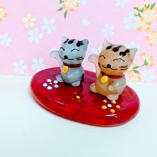 花台招き猫ペア（サバトラ/茶トラ）のガラス細工の置物です。【大きさ】約高さ３０ミリ　　横幅５５ミリ　　　　　奥行４０ミリ＊商品は一つ一つ手造りのため大きさや色合いなどが写真と異なる場合がありますのでご了承をお願い致します。