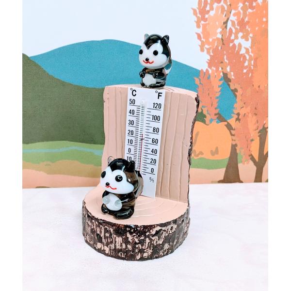 エゾモモンガ切り株温度計のガラス細工の置物です。切り株はポリ製です。【大きさ】約高さ７０ミリ　　横幅４０ミリ　　　　　奥行４３ミリ＊商品は一つ一つ手造りのため大きさや色合いなどが写真と異なる場合がありますのでご了承をお願い致します。