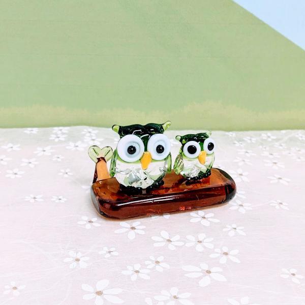 ふくろう2人ベンチ（緑）のガラス細工の置物です。【大きさ】約高さ２２ミリ　　横幅４０ミリ　　　　　奥行２０ミリ＊商品は一つ一つ手造りのため大きさや色合いなどが写真と異なる場合がありますのでご了承をお願い致します。