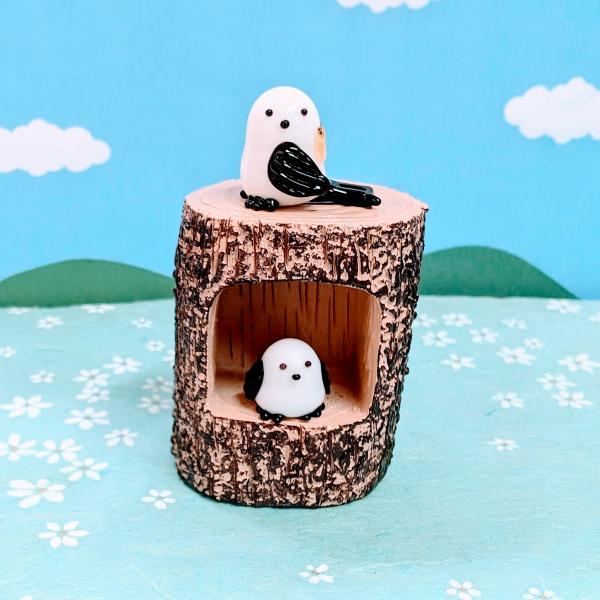 シマエナガ切り株のお家（黒）のガラス細工の置物です。切り株はポリ製です。【大きさ】約高さ５５ミリ　　横幅３５ミリ　　　　　奥行３０ミリ＊商品は一つ一つ手造りのため大きさや色合いなどが写真と異なる場合がありますのでご了承をお願い致します。