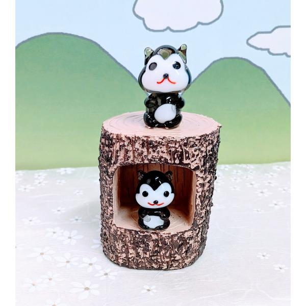 エゾモモンガ切り株のお家のガラス細工の置物です。切り株はポリ製です。【大きさ】約高さ６０ミリ　　横幅３２ミリ　　　　　奥行３０ミリ＊商品は一つ一つ手造りのため大きさや色合いなどが写真と異なる場合がありますのでご了承をお願い致します。