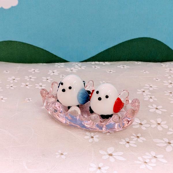 シマエナガかごペア（桃）のガラス細工の置物です。【大きさ】約高さ２０ミリ　　横幅４０ミリ　　　　　奥行３０ミリ＊商品は一つ一つ手造りのため大きさや色合いなどが写真と異なる場合がありますのでご了承をお願い致します。