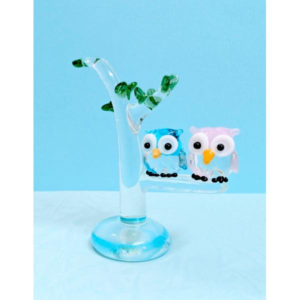 ふくろうペアと木（青／桃）のガラス細工の置物です。【大きさ】約高さ７５ミリ　　横幅５０ミリ　　　　　奥行３０ミリ＊商品は一つ一つ手造りのため大きさや色合いなどが写真と異なる場合がありますのでご了承をお願い致します。