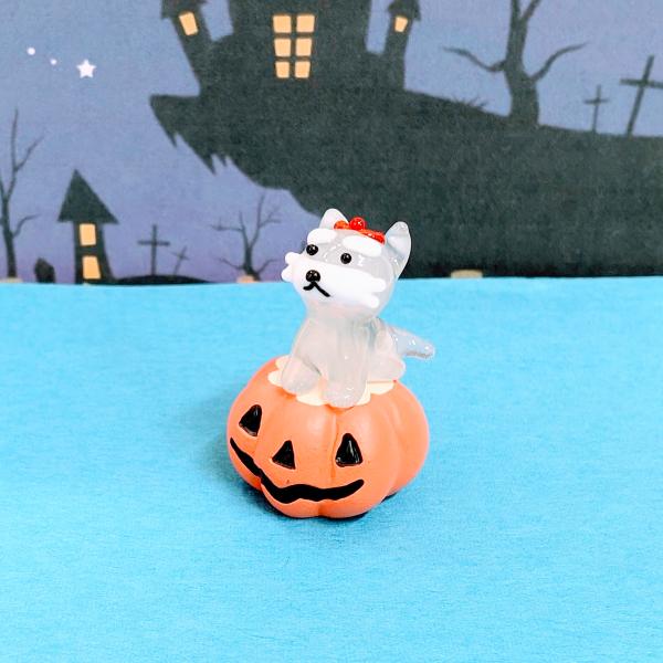 ヨークシャーテリアとカボチャ（S)のガラス細工の置物です。カボチャはポリ製です。【大きさ】約高さ３２ミリ　　横幅２８ミリ　　　　　奥行２８ミリ＊商品は一つ一つ手造りのため大きさや色合いなどが写真と異なる場合がありますのでご了承をお願い致します。