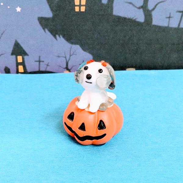 シーズーとカボチャ（S)のガラス細工の置物です。【大きさ】約高さ３２ミリ　　横幅２８ミリ　　　　　奥行２８ミリ＊商品は一つ一つ手造りのため大きさや色合いなどが写真と異なる場合がありますのでご了承をお願い致します。