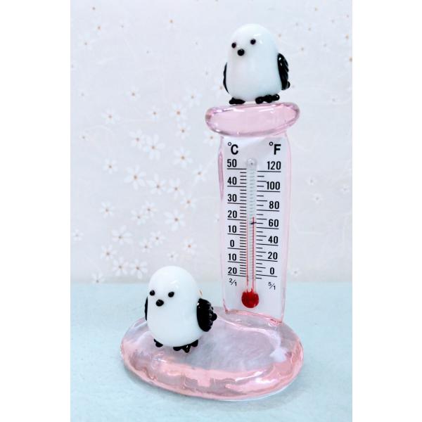 シマエナガ温度計（Ｓ）ピンクのガラス細工の置物です。花インコは別売りです。【大きさ】高さ約７０ミリ　　横幅５０ミリ　　　　　奥行３５ミリ＊商品は一つ一つ手造りのため大きさや色合いが写真と異なる場合がありますのでご了承をお願い致します。