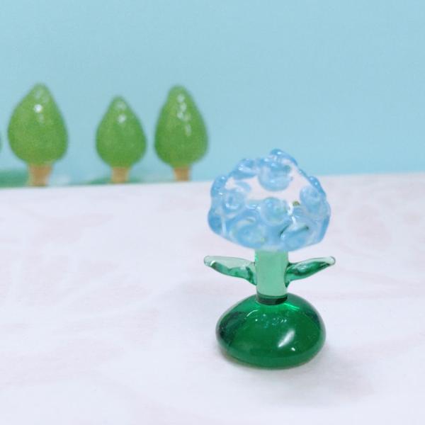 アジサイ（S)のガラス細工の置物です。【大きさ】約高さ２０ミリ　　横幅１５ミリ　　　　　奥行１０ミリ＊商品は一つ一つ手造りのため大きさや色合いなどが写真と異なる場合がありますのでご了承をお願い致します。