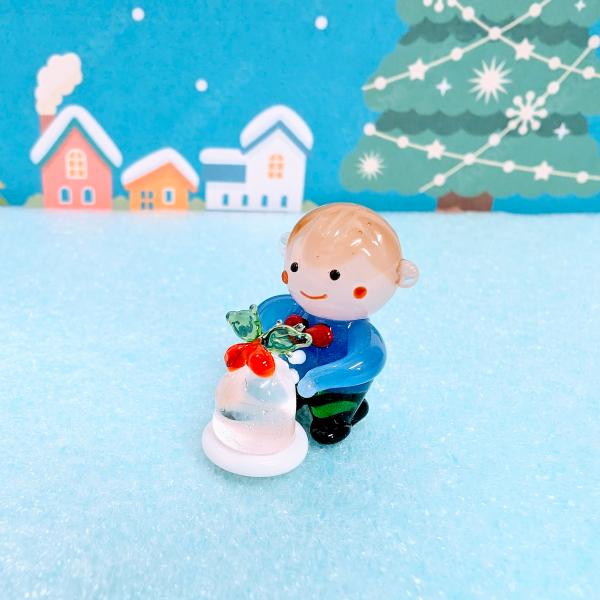 男の子とベルのガラス細工の置物です。【大きさ】約高さ２４ミリ　　横幅１７ミリ　　　　　奥行２３ミリ＊商品は一つ一つ手造りのため大きさや色合いなどが写真と異なる場合がありますのでご了承をお願い致します。