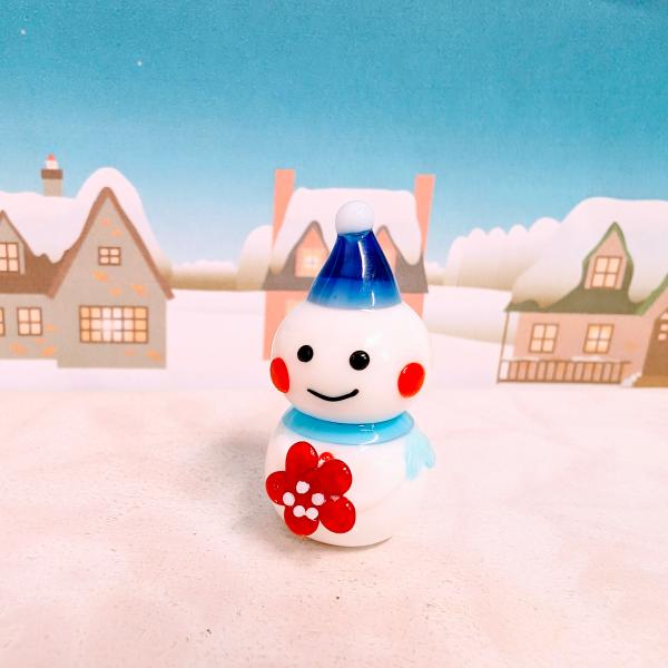雪だるまと梅の花のガラス細工の置物です。【大きさ】約高さ３５ミリ　　横幅１８ミリ　　　　　奥行２０ミリ＊商品は一つ一つ手造りのため大きさや色合いなどが写真と異なる場合がありますのでご了承をお願い致します。