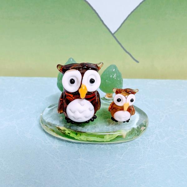 ふくろう森の台ペア（L)茶のガラス細工の置物です。【大きさ】約高さ３０ミリ　　横幅５０ミリ　　　　　奥行３０ミリ＊商品は一つ一つ手造りのため大きさや色合いなどが写真と異なる場合がありますのでご了承をお願い致します。