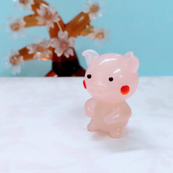 ブタ（手が前）のガラス細工の置物です。＊花などを持たせられるようになっています。【大きさ】約高さ２５ミリ　　横幅１８ミリ　　　　　奥行２０ミリ＊商品は一つ一つ手造りのため大きさや色合いなどが写真と異なる場合がありますのでご了承をお願い致します。