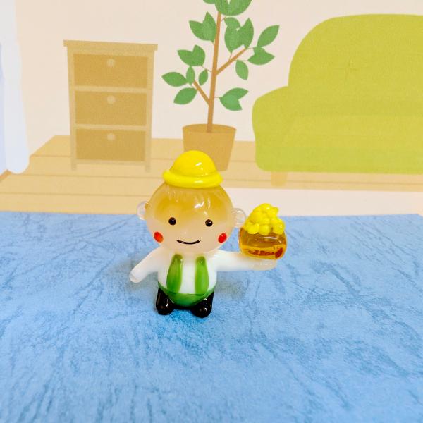 男の子と豆まきのガラス細工の置物です。【大きさ】約高さ３０ミリ　　横幅２８ミリ　　　　　奥行１５ミリ＊商品は一つ一つ手造りのため大きさや色合いなどが写真と異なる場合がありますのでご了承をお願い致します。
