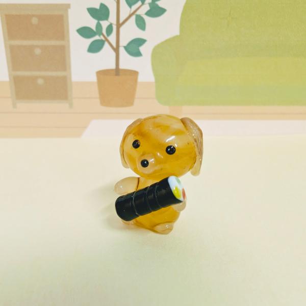 ダックスと恵方巻のガラス細工の置物です。【大きさ】約高さ２５ミリ　　横幅１５ミリ　　　　　奥行２０ミリ＊商品は一つ一つ手造りのため大きさや色合いなどが写真と異なる場合がありますのでご了承をお願い致します。