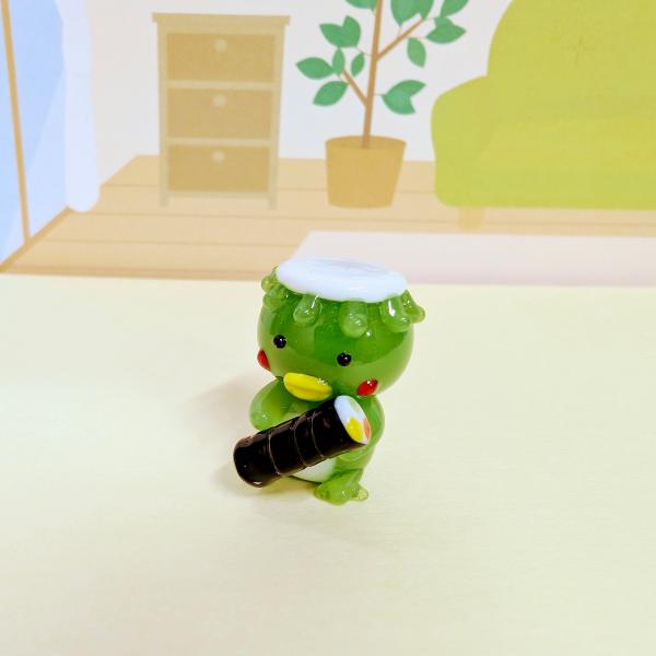 カッパと恵方巻のガラス細工の置物です。【大きさ】約高さ２５ミリ　　横幅１６ミリ　　　　　奥行１６ミリ＊商品は一つ一つ手造りのため大きさや色合いなどが写真と異なる場合がありますのでご了承をお願い致します。