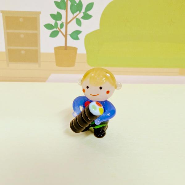 男の子と恵方巻のガラス細工の置物です。【大きさ】約高さ２５ミリ　　横幅１５ミリ　　　　　奥行１５ミリ＊商品は一つ一つ手造りのため大きさや色合いなどが写真と異なる場合がありますのでご了承をお願い致します。