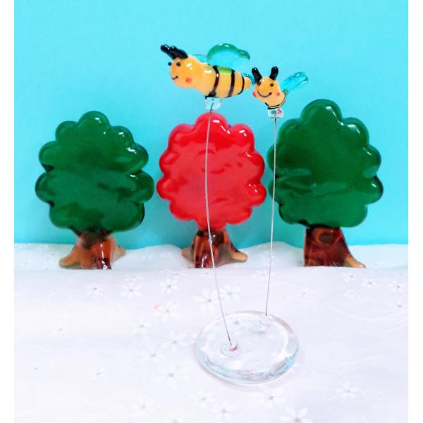 ミツバチ2匹のガラス細工の置物です。【大きさ】約高さ７５ミリ　　横幅２５ミリ　　　　　奥行２５ミリ＊商品は一つ一つ手造りのため大きさや色合いなどが写真と異なる場合がありますのでご了承をお願い致します。